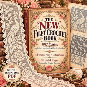 Puede incluir: Una descarga digital en PDF de The New Filet Crochet Book edición 1912, con 60 páginas de patrones que incluyen alfabetos, animales, flores y bordes. La portada muestra rosas rojas y texto ornamentado, junto a un adorno de encaje blanco.