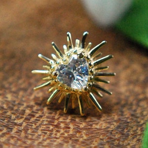 JUNIPURR ソリッド 14k イエロー、ホワイト、またはローズゴールド ハートブレイク スレッドレスエンド - CZ、クリスタル キュービックジルコニア、ハート