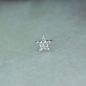 JUNIPURR Sólido 14k Ouro Martelado Estrela Extremidade Sem Rosca