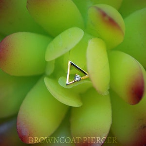 Triangolo in oro 14k JUNIPURR con pietra di cristallo CZ senza filettatura
