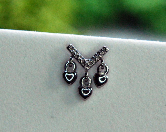 Titanium Threadless Hammered V with Dangle Hearts End - Implant Grade Titanium - Push Fit