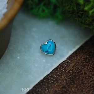 Accesorios de titanio con forma de corazón de color turquesa y rosca interna, joyería corporal. Calibre 16, 1,2 mm