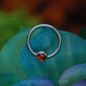 Anillos de cuentas cautivas de granate natural BCR de titanio, rojo, anillo con cierre de bola