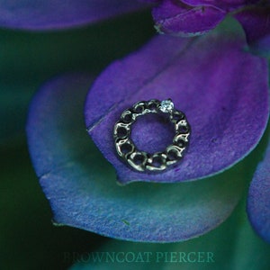 Titanium Internally Threaded Wreath End  -- 16ga / 1.2mm - CZ, Cubic Zirconia
