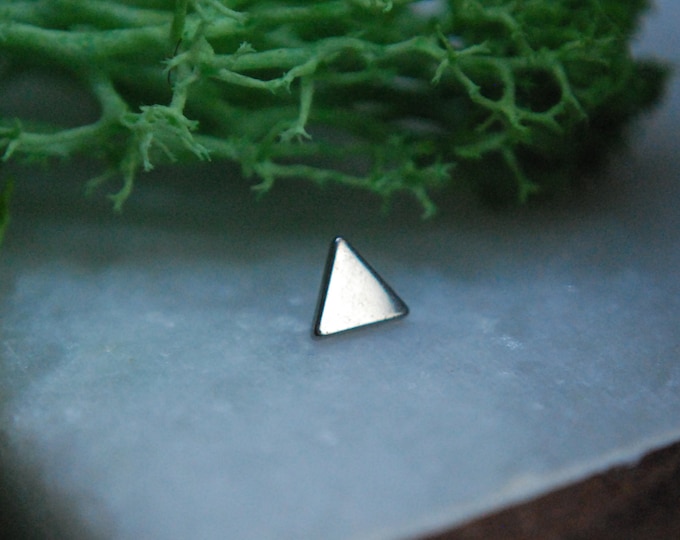 Titanium Internally Threaded Triangle End  -- 16ga / 1.2mm or 14ga / 1.6mm