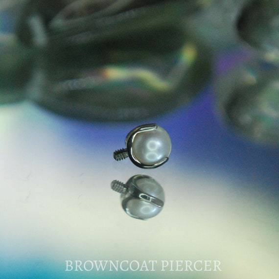 Internally Threaded Claw Set Freshwater Pearl End, Body Jewellery, prong set, Size options  16ga / 1.2mm or 14ga / 1.6mm