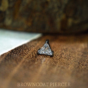 Pendiente triangular de titanio con rosca interna y gema de circonita cúbica (calibre 16/1,2 mm o calibre 14/1,6 mm)