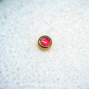 Cabujón sin rosca de oro amarillo de 18 k de Anatometal con extremo de ópalo y ajuste a presión