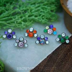 Piercing corporal de titanio con seis gemas en abanico y rosca interna. Opciones de color: calibre 16, 1,2 mm.