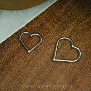 Anneau à cliquet articulé en forme de coeur en titane - Bague Daith