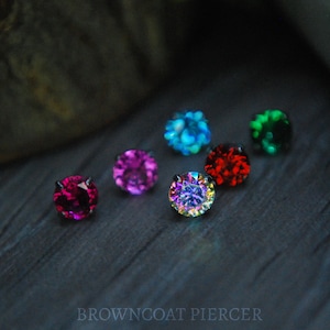 Juego de puntas con gemas de circonita cúbica sin rosca de titanio: varios tamaños, varios colores, ajuste a presión, fijación, perforación corporal, CZ