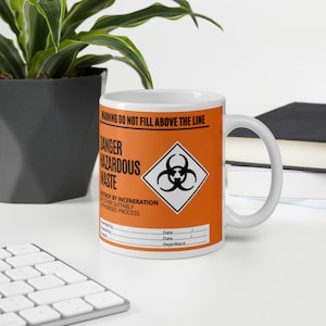 Mug de déchets dangereux - Idée cadeau de la Journée vétérinaire pour les vétérinaires, les infirmières vétérinaires, les techniciens vétérinaires, la réceptionniste, l’étudiant, le code couleur de la poubelle à déchets vétérinaires
