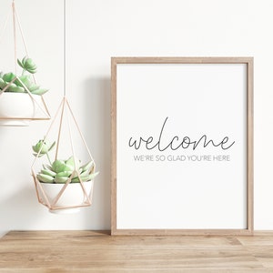 Bienvenido estamos muy contentos de que esté aquí / Impresión de la mesa de entrada / Arte de la pared de la habitación / Decoración de entryway / signo de bienvenida