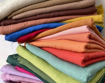 Pode incluir: Uma pilha de 20 tecidos de linho de diferentes cores. Os tecidos estão dispostos em arco-íris, com as cores mais claras no topo e as cores mais escuras na parte inferior.