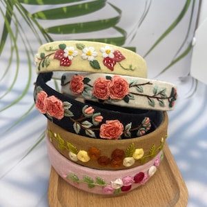 Hand Floral besticktes Leinen Stirnband | Besticktes Stirnband | Gänseblümchen Stirnband | Bachelorette Leinenhaar | Frauen Stirnband | Weihnachtsgeschenk
