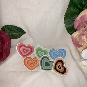 Adesivos de coração de amor pulsante. Pacote com 1 ou 6 unidades. *Disponível em várias cores*.