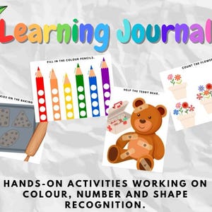 Puede incluir: Un "Learning Journal" colorido con actividades prácticas para el reconocimiento de colores, números y formas. Incluye ilustraciones de galletas, lápices de colores, un oso de peluche y flores. El texto dice "Put the cookies on the baking", "Fill in the colour pencils", "Help the teddy bear" y "Count the flowers."