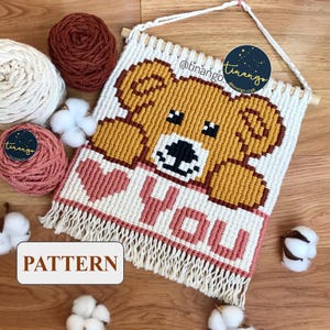 MUSTER. Bär mit Liebesbotschaft Makramee Wandbehang/Pixel Art Dekoration