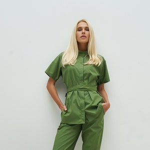 Green breathable scrub set of  lab coat and pants with non-removable belt for nurses, cosmetology cloth for beautician