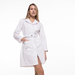 Stylish Women&#39;s Medical Coat – Cotton Uniform with Adjustable Waist, Turn-Down Collar, and Practical Pockets for Nurses and Cosmetologists