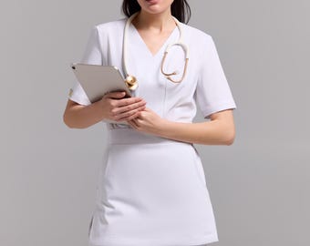 Conjunto médico blanco para mujer, top con cuello en V y pantalones elásticos. Uniforme elegante de enfermera, mezcla de algodón, ropa de trabajo para cosmetólogas y profesionales de la belleza.
