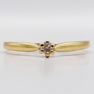 French solitaire ring 18k gold set with a brilliant cut diamond in claw setting (circa 1960) art deco