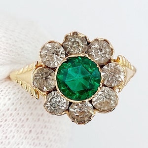 French Victorian daisy ring 18k gold set with a green paste surrounded by white paste (circa 1880)