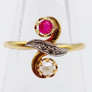 French "Toi et moi" art nouveau ring 18k gold set with a ruby, a pearl and a rose cut diamond (circa 1910) You and me