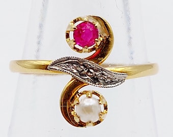 French &quot;Toi et moi&quot; art nouveau ring 18k gold set with a ruby, a pearl and a rose cut diamond (circa 1910) You and me