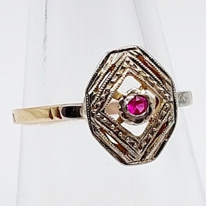 French art deco 18k gold ring set with a ruby in an octagonal setting (circa 1930)