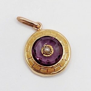 French victorian pendant 18k gold set with a purple paste centered with a pearl in a finely chiseled setting (circa 1900)