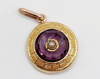 French victorian pendant 18k gold set with a purple paste centered with a pearl in a finely chiseled setting (circa 1900)