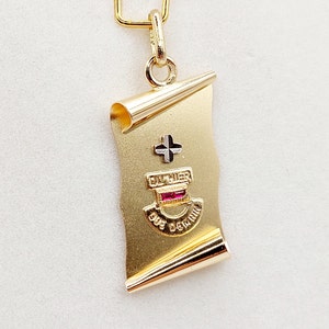 Colgante medalla de amor en oro de 18 quilates "+ que ayer - que mañana" maison AUGIS - La Singulière - Charm de amor