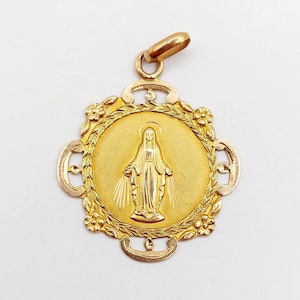 French Art Nouveau religious medal 18k rose and yellow gold Virgin Mary and finely chiseled decorations (circa 1917)