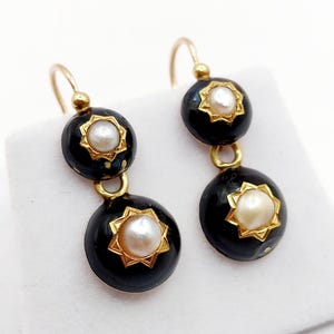 French Victorian sleepers earrings 18k gold set with pearls and black enamel (circa 1890) lever back dormeuse