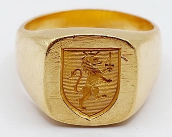 French Antique signet ring 18k gold coat of arms decorated with a lion holding a sword (circa 1900) seal, knight