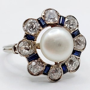 French art deco daisy ring 18k white gold set with a pearl, 1.28 carats of old mine cut diamonds and calibrated sapphires (circa 1920)