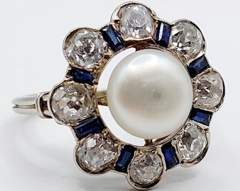 Bague fleur art deco or blanc 18k ornée d'une perle entourée de 1,28 carats de diamants taille anciennes et de saphirs calibrés (circa 1920)