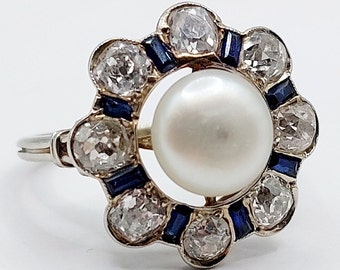 French art deco daisy ring 18k white gold set with a pearl, 1.28 carats of old mine cut diamonds and calibrated sapphires (circa 1920)