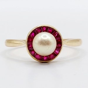 French art deco ring 18k gold set with a pearl surrounded by calibrated rubies halo (circa 1930)