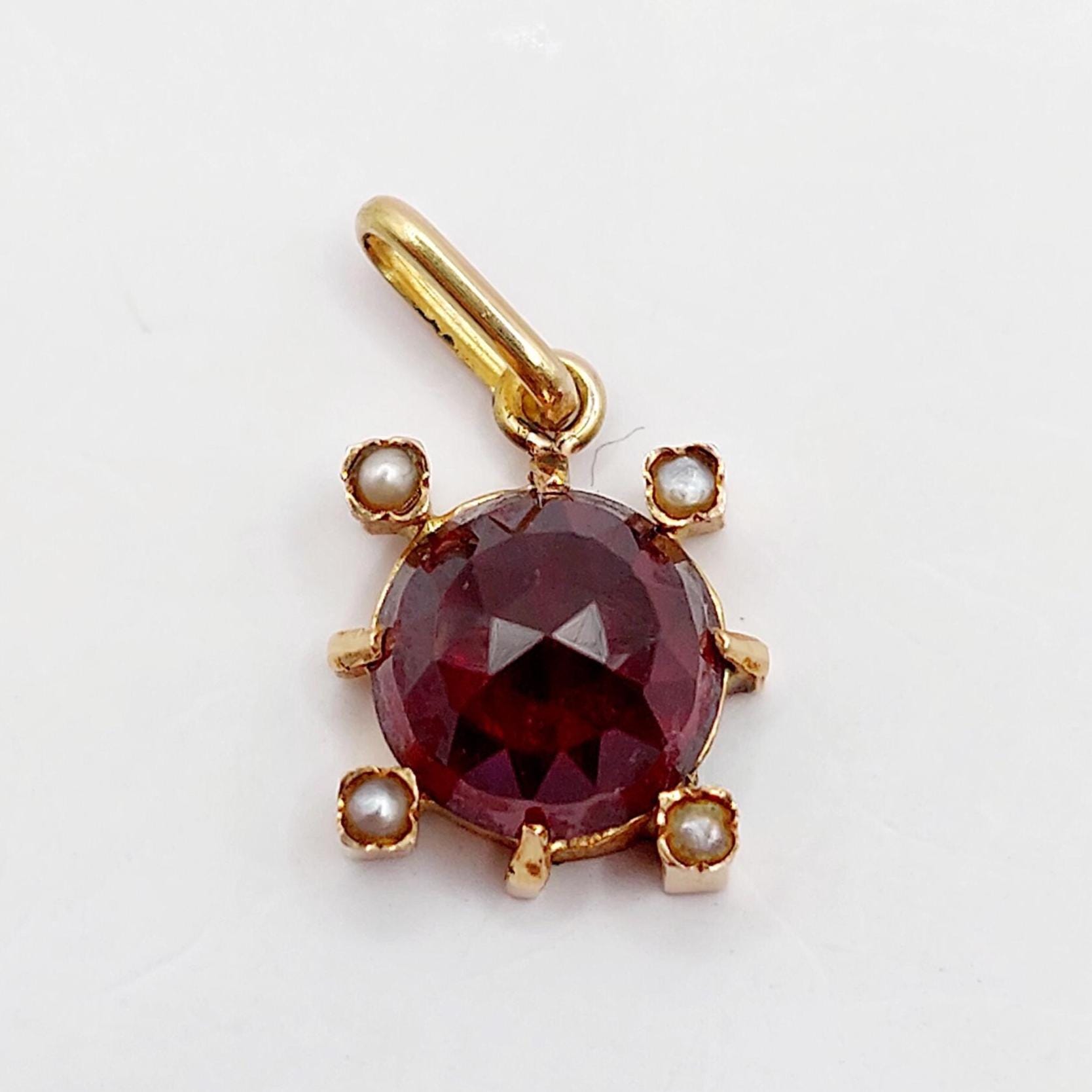 French Victorian pendant 18k gold set with a 2.35 carat faceted garnet cabochon surrounded by pearls (circa 1890)