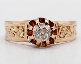 Bague bandeau antique or rose 18K ornée d'un diamant taille ancienne de 0,25 carats dans une monture finement ciselée (circa 1920)