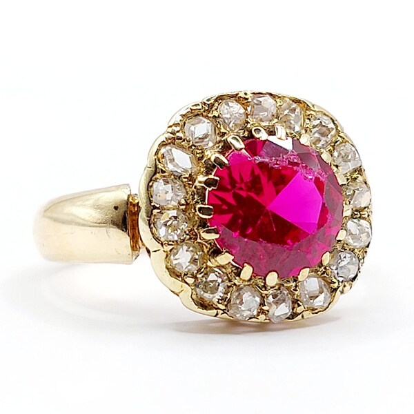 Anillo antiguo de oro de 18 quilates con forma de margarita adornado con un rubí sintético de 1,20 quilates rodeado de diamantes talla rosa (hacia 1940)