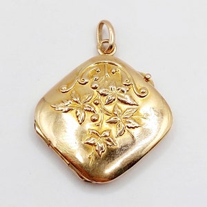 French antique secret locket, photo holder pendant 18k gold finely decorated with a daisy on a guilloche background (circa 1900) art nouveau