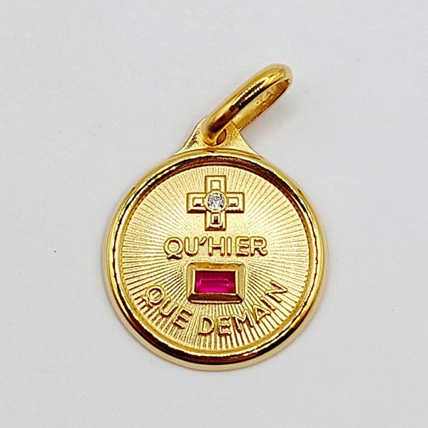 Pendentif médaille d'amour or 18k  "+ qu'hier - que demain" maison AUGIS - L'Essentielle Mini- Love charm