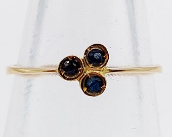 French vintage clover ring 18k gold set with a sapphires in a finely crafted setting (circa 1970)