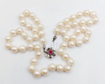 Vintage cultured pearl necklace and 14k white gold clasp set with a ruby, 47cm