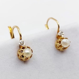 Brincos antigos de ouro 18k adornados com uma pérola cravejada em forma de garra e um diamante lapidado em formato de rosa (por volta de 1900)