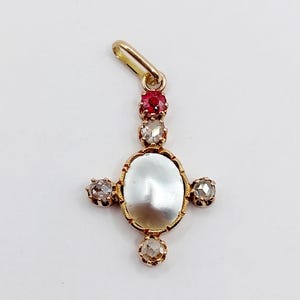 French victorian pendant 18k gold set with a pearl surrounded by rose cut diamond and a red paste (circa 1900) antique