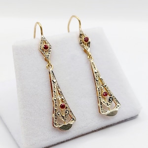 French art nouveau sleepers 18k gold forming a drop with finely chiseled flowers set with red paste (circa 1900) lever back earrings